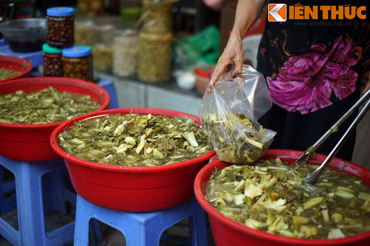 Dù không còn sôi động như xưa nhưng những nét độc đáo của khu chợ phố cổ vẫn được lưu giữ với những mặt hàng đa dạng cùng vô số sắc màu, âm thanh, mùi vị hấp dẫn.