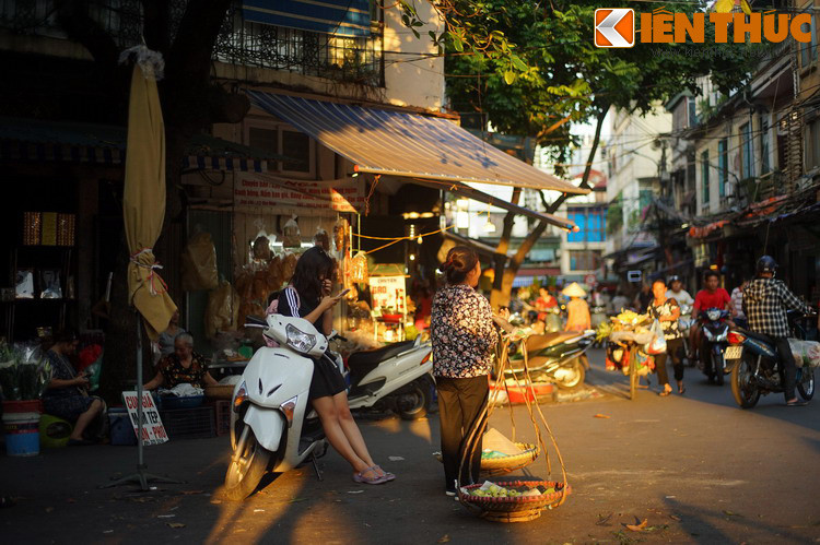 Không chỉ là chốn mua sắm, ăn uống, chợ Hàng Bè còn là nơi lý tưởng để cảm nhận những khoảnh khắc đời thường sinh động ở phố cổ.