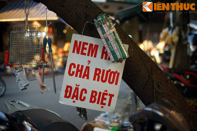 Không thể không kể đến chả rươi đặc sản Hà Nội.