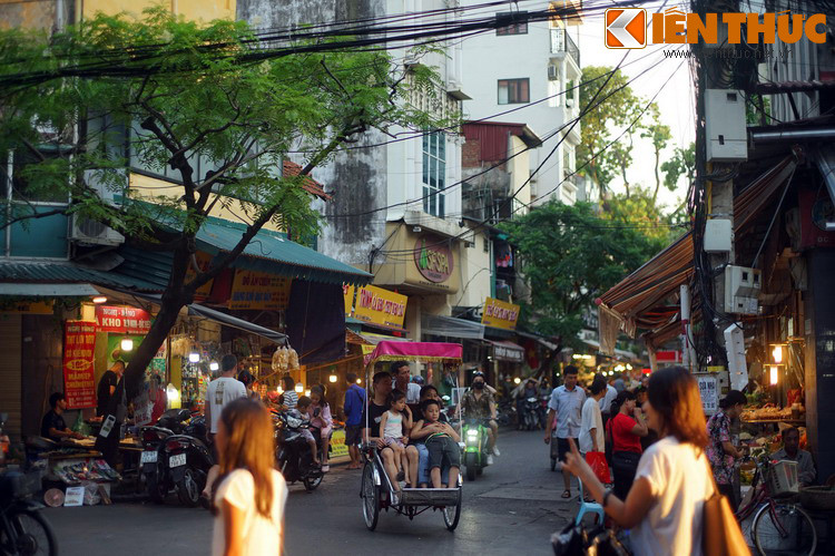 Ban đầu, chợ họp ở một góc phố Hàng Bè nên được gọi là chợ Hàng Bè. Trong quá trình phát triển, chợ dần dần mở rộng ra toàn phố Gia Ngư và ngõ Cầu Gỗ.
