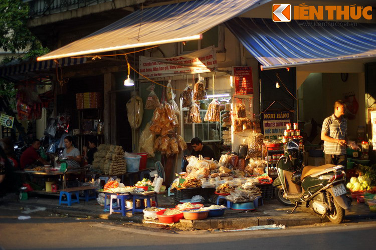 Khác với chợ Đồng Xuân được xây dựng bề thế, trong suốt lịch sử tồn tại của mình chợ Hàng Bè chưa bao giờ được xây kiên cố mà chỉ gồm những dãy lều lán thô sơ.