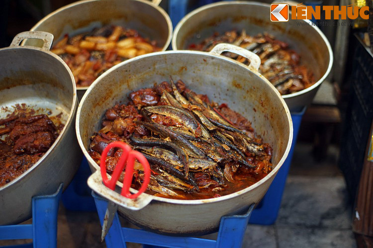 Tiếp theo là các món kho như cá kho và thịt kho tàu.