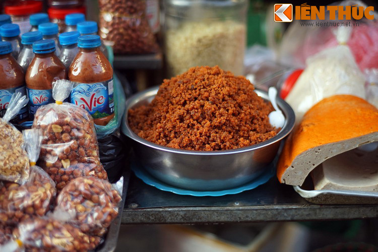 Món nổi tiếng nhất và đã trở thành thương hiệu của chợ Hàng Bè là món mắm tép chưng thịt.