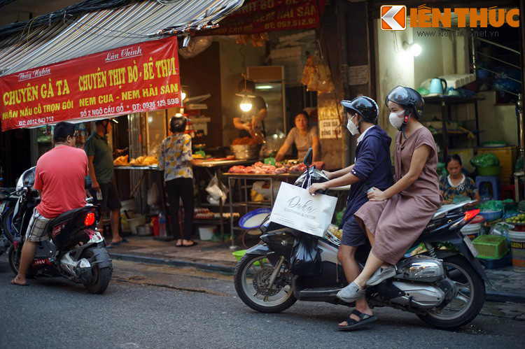 Vào năm 2010, chợ Hàng Bè bị giải tỏa và di dời ra ngoài đê sông Hồng (phố Vọng Hà) để chỉnh trang diện mạo phố cổ. Nhưng trên thực tế khu chợ cũ vẫn tồn tại sau giải tỏa, chỉ có các lều lán giữa đường bị dỡ bỏ và hoạt động buôn bán chỉ còn diễn ra hai bên đường.