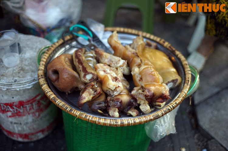 Có thể nói, chợ Hàng Bè đã tạo nên một khoảng không gian đậm chất dân dã giữa lòng 36 phố phường.