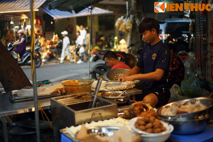 Điều này khiến cho các món ăn trên phố Hàng Bè trở nên đặc biệt quyến rũ.