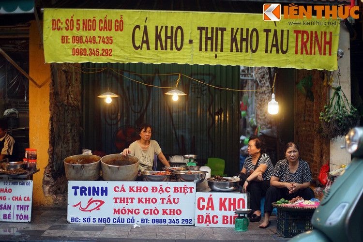 Thế mạnh của chợ là các món ăn chế biến sẵn ngon có tiếng ở đất Hà Thành.