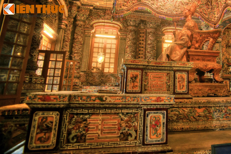 Bề mặt mộ phần được trang trí rất lộng lẫy bằng sành sứ và thủy tinh màu theo các mô-típ nghệ thuật cung đình Huế.