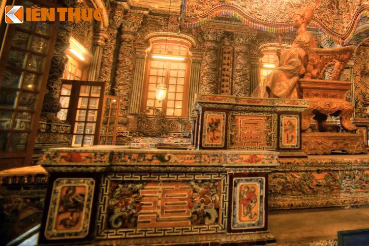 Bề mặt mộ phần được trang trí rất lộng lẫy bằng sành sứ và thủy tinh màu theo các mô-típ nghệ thuật cung đình Huế.