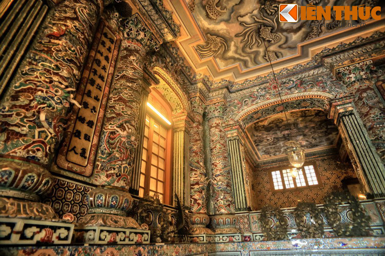 Tương tự mộ phần, tường, các trụ cột và vòm cửa của chính tẩm cũng được trang trí bằng sành sứ và thủy tinh màu.