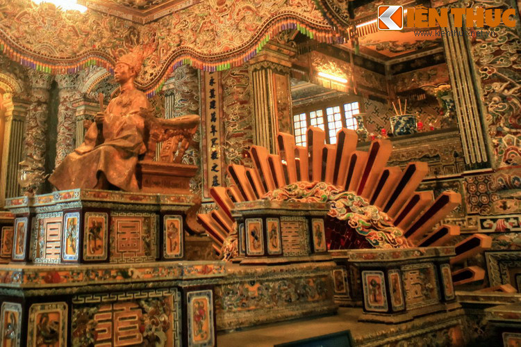 Sau mộ phần là hình tượng mặt trời với những vầng hào quang tỏa ra xung quanh.