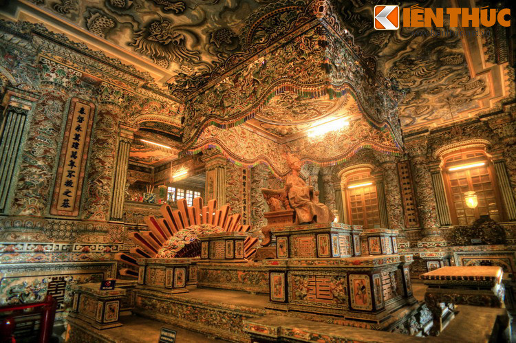 Mộ phần của vua Khải Định được xây ba tầng hình chữ nhật thu nhỏ dần về phía trên. Ở bốn góc của mỗi tầng có một đoạn tường bao hình chữ L.