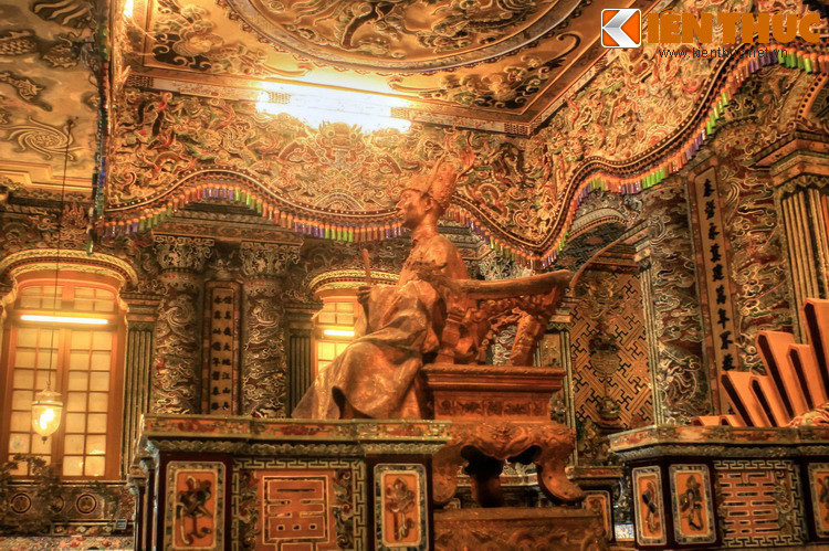 Tầng trên cùng mộ phần đặt pho tượng đồng thể hiện hình ảnh vua Khải Định ngồi trên ngai vàng. Tượng được đúc tại Pháp năm 1920, do hai nghệ nhân Pháp là P. Ducing và F. Barbedienne thực hiện theo yêu cầu của vua.