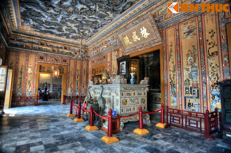 Cung Thiên Định được xây dựng công phu, gồm 5 gian. Hai gian ngoài cùng là Tả, Hữu Trực phòng dành cho lính hộ lăng. Ba gian giữa có phần phía trước là điện Khải Thành nơi để án thờ và chân dung vua Khải Định.