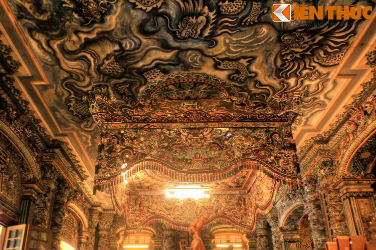 Dù vậy, sự bài trí tinh tế của các nghệ nhân cung đình nhà Nguyễn vẫn đem lại sự nghiêm cẩn cần thiết của một nơi an nghỉ dành cho bậc đế vương...