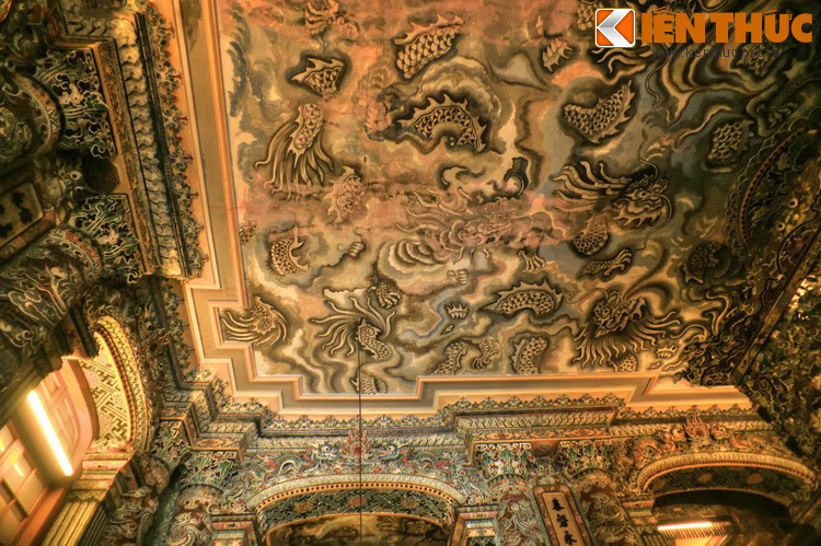 Trần khu chính tẩm vẽ hình rồng vờn mây - biểu trưng cho vị thế của Thiên Tử - rất sinh động.