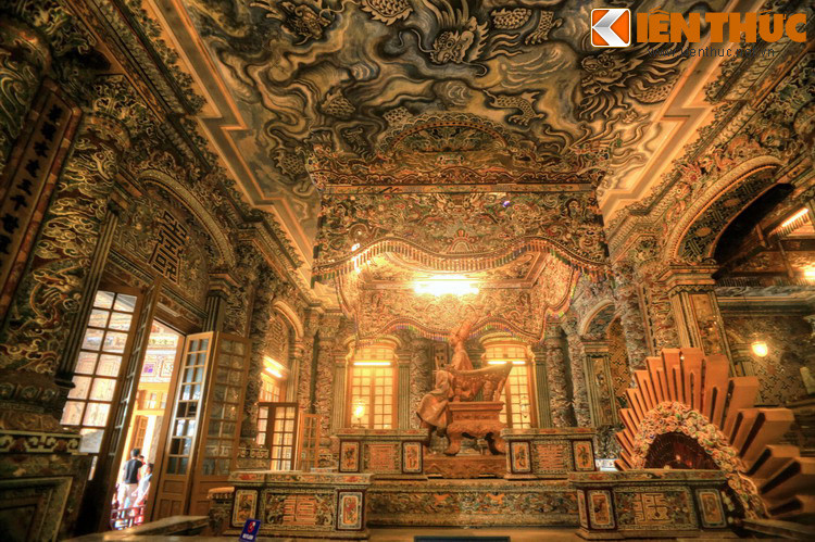 Sau điện Khải Thành là chính tẩm, nơi đặt mộ vua.