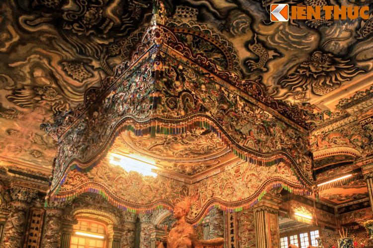 Phía trên mộ phần có một bửu tán làm bằng bê tông cốt thép nặng gần 1 tấn. Những đường lượn mềm mại, thanh thoát đem lại cảm giác chiếc bửu tán được làm bằng nhung lụa nhẹ nhàng.