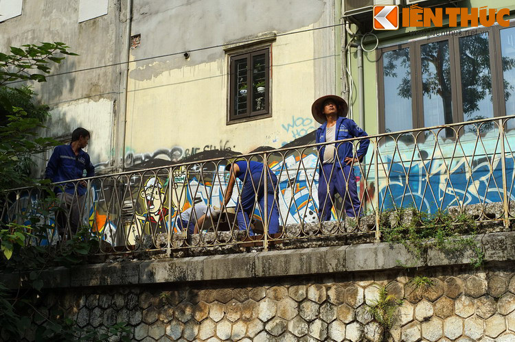 Sau hơn 100 năm tồn tại, bức tường đá của cây cầu dẫn đường sắt vẫn rất vững chắc, hàng ngày chống đỡ cho nhiều chuyến tàu ra vào ga Hà Nội.