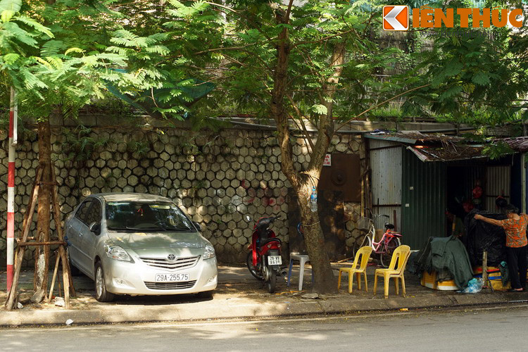 Cây cầu dẫn kéo dài từ cuối đường Phùng Hưng đến tận ga Long Biên. Riêng đoạn trên đường Phùng Hưng dài gần 1 km. Phần phía Nam thấp hơn và bức tường đá được xây liền mạch.