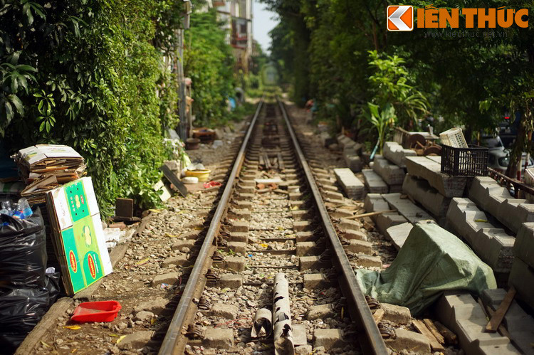 Ít ai biết rằng, đường Phùng Hưng xưa kia là hào nước của thành Hà Nội. Năm 1893 - 1894 thành bị phá dỡ, hào bị lấp và trở thành đường. Bên con đường ấy, người Pháp dùng đá lấy từ thành Hà Nội để xây cầu dẫn dành cho xe lửa. Thành cầu chính là “bức tường” mà mọi người biết đến.