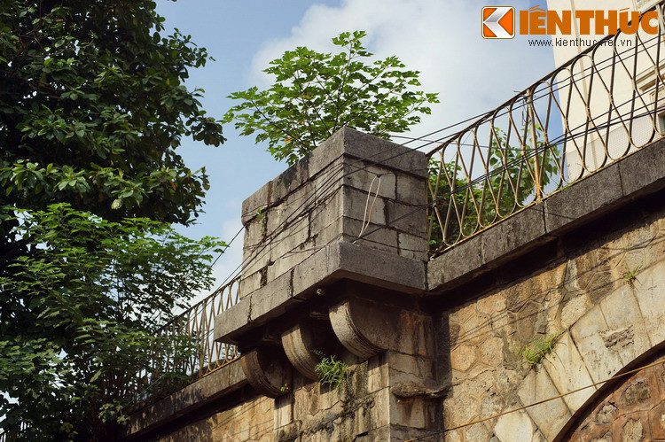 Trên mặt cầu, cách một quãng lại có một lan can bằng đá được xây nhô ra để làm nơi tránh tàu cho người qua lại.