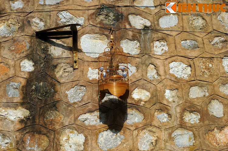 Sinh hoạt đời thường của người dân gắn với cây cầu khiến khung cảnh trở nên sống động và ấm cúng.