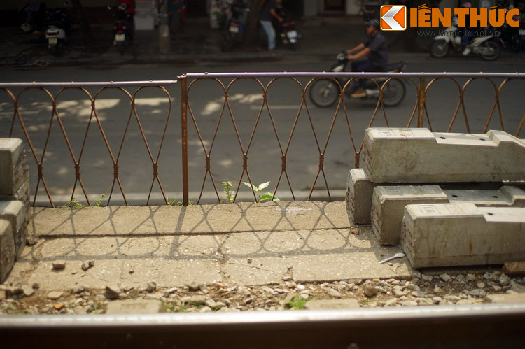 Ở nơi đây sự thâm trầm của lịch sử và dòng chảy sôi động của cuộc sống dường như đã hòa quyện để tạo nên một không gian độc đáo, mang đậm bản sắc Hà Nội...