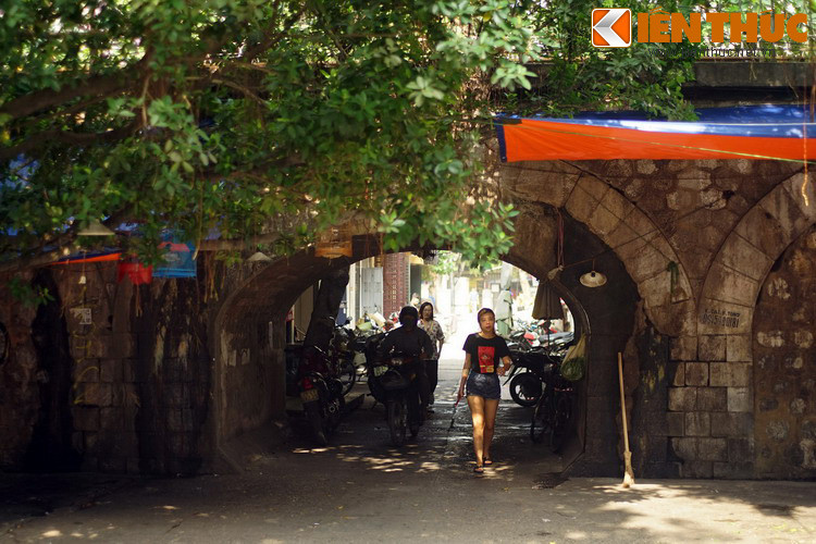 Thời xưa nhiều vòm được mở để làm lối đi lại, sau này bị bịt lại. Ngày nay chỉ còn một vòm duy nhất được mở, đó là vòm số 9, thông ra ngõ Nàng Hương.