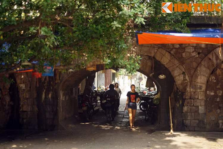 Thời xưa nhiều vòm được mở để làm lối đi lại, sau này bị bịt lại. Ngày nay chỉ còn một vòm duy nhất được mở, đó là vòm số 9, thông ra ngõ Nàng Hương.