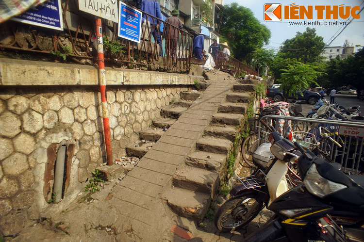 Ở đầu phía Nam của cầu dẫn có một cầu thang được mở để người dân đi lên trên cầu.