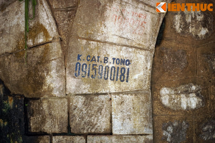 Cây cầu trên đường Phùng Hưng xây bằng đá của thành Hà Nội, vị trí lại gần như trùng khớp với tường phía Đông của thành, nên trên một chừng mực nào đó, nó là một dấu tích đặc biệt của tòa thành lịch sử.