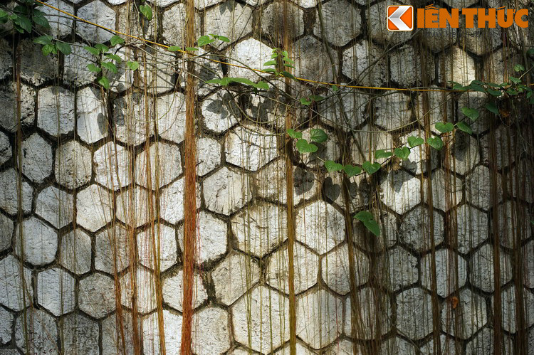 Nét cổ xưa của các phiến đá được tôn lên bởi các loài cây cỏ dại. Dù vậy, cây cầu không mang vẻ lạnh lẽo và cô quạnh thường thấy ở các công trình bằng đá.