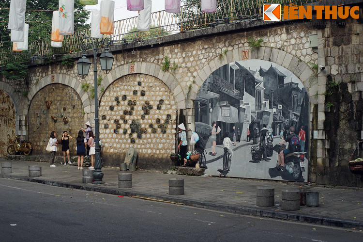 Gần đây, trên các vòm cầu bị bịt ở đầu phố, người ta đã vẽ những bức tranh lớn rất sinh động, khiến đoạn này được gọi là phố bích họa. Trong tương lai gần, 6 vòm ở đây sẽ được đục thông để làm không gian văn hóa.