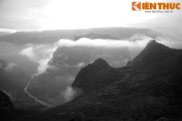 Chỉ riêng đoạn đèo qua đỉnh Mã Pì Lèng, 17 thanh niên trong đội cảm tử mất ròng rã 11 tháng mới làm xong. Gọi là cảm tử bởi họ phải treo mình trên vách núi, lấn từng phân một để mở đường.