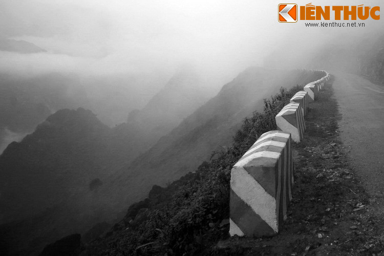 Cung đường ban đầu chỉ rộng đủ cho người đi bộ và đi xe ngựa thồ, sau đó được mở rộng thêm cho ô tô nhưng vẫn nguy hiểm bởi những đoạn cua uốn lượn và trên đường đầy những cục đá hộc lổn nhổn.