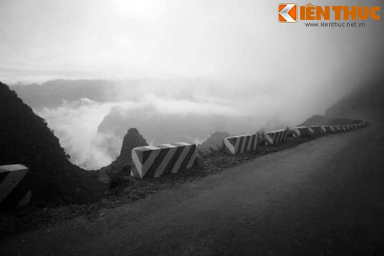 Ngược dòng lịch sử, đường Hạnh Phúc được xây dựng bởi 1300 thanh niên xung phong cùng hơn 1000 dân công thuộc 16 dân tộc. Khởi công từ ngày 29/3/1959, con đường hoàn thành ngày 15/6/1965 sau 6 năm dày công đục đẽo mà không có sự hỗ trợ của máy móc.