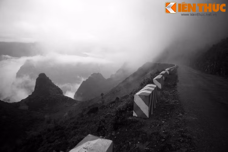 Nằm trên con đường Hạnh Phúc thuộc cao nguyên đá Đồng Văn (Hà Giang), đèo Mã Pì Lèng được coi là con đèo hùng vĩ và hiểm trở bậc nhất ở Việt Nam. Phía sau cung đường đèo mê hoặc lòng người này là một câu chuyện lịch sử cảm động về việc xây dựng đèo.