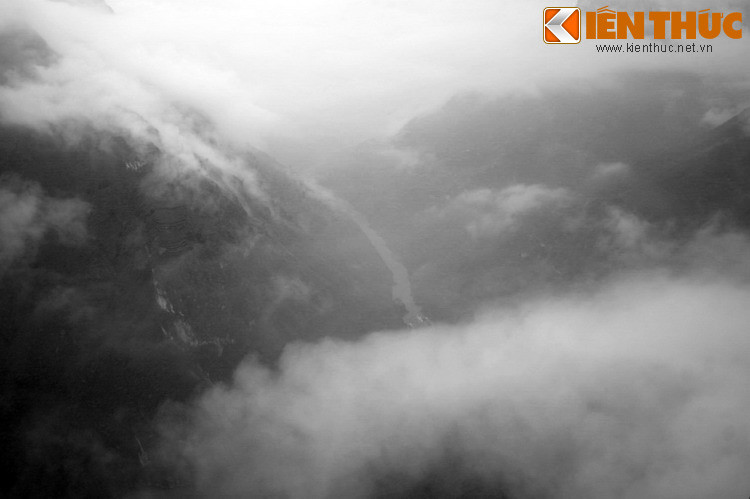 Để thể hiện lòng quyết tâm và tinh thần đối diện với hiểm nguy của mình, các công nhân trẻ tuổi đã đặt tại lán của mình 10 chiếc quan tài và truy điệu sống trong từng ngày làm việc.