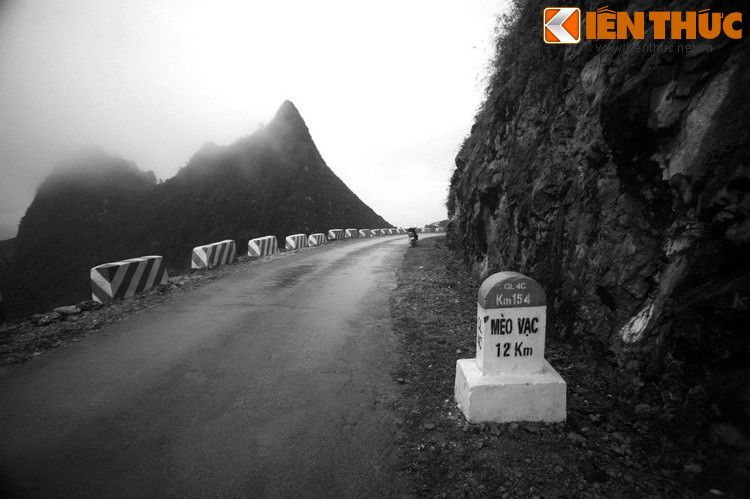 Sau nhiều lần tu sửa, đường đèo đã trở nên dễ đi hơn rất nhiều và trở thành một cung đường làm mê hoặc trái tim các “phượt thủ” đến từ mọi miền đất nước.