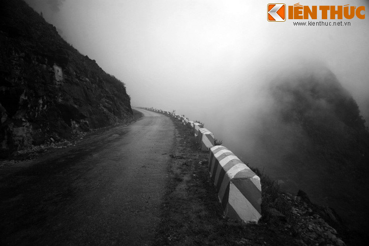 Mỗi buổi sáng, các thành viên của đội cảm tử đều hô to “quyết thắng” để thể hiện lòng quyết tâm sau đó vác choòng khoan, búa, thuốc nổ rồi trèo lên vách núi, treo mình giữa lưng chừng núi, tỉ mẩn làm việc...