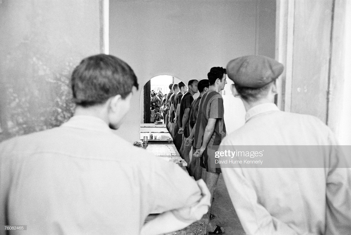 Mọi việc diễn ra dưới sự giám sát của các cán bộ trại giam.