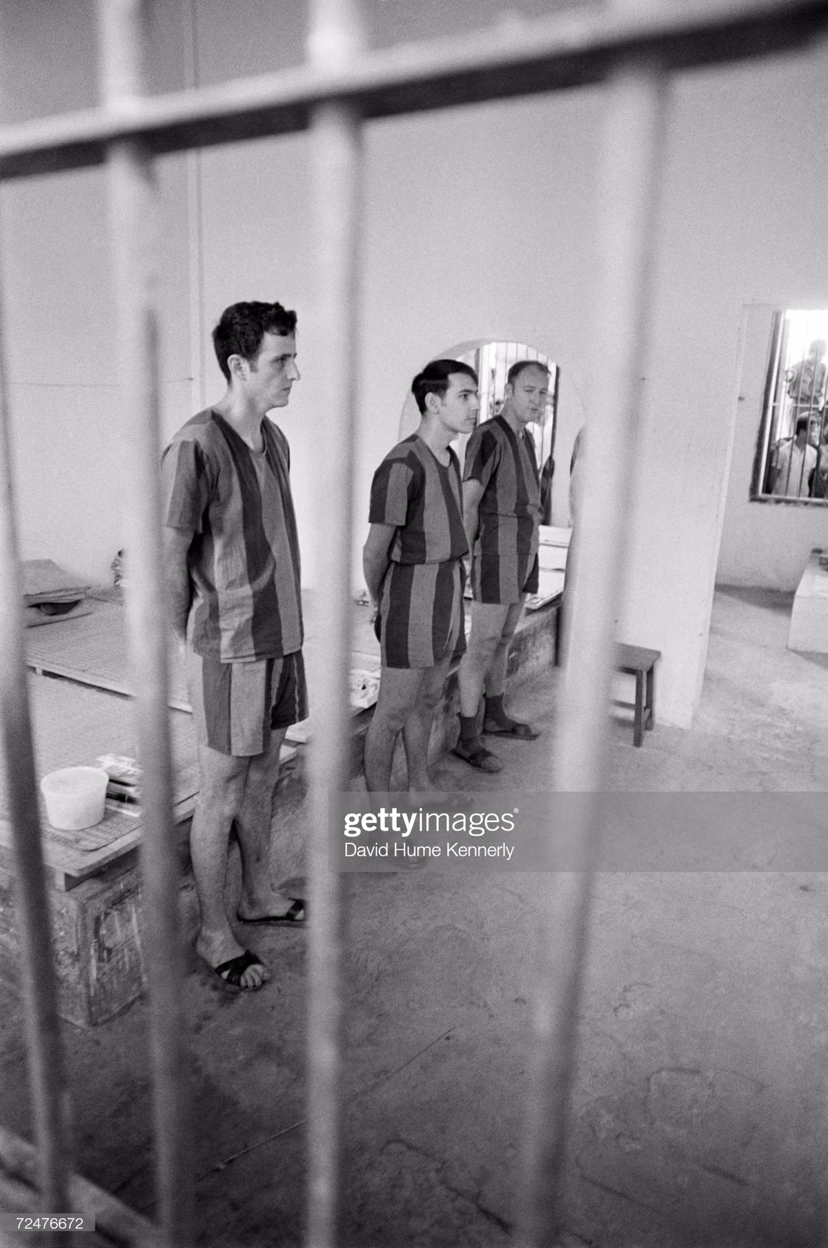 Tù binh Mỹ trong phòng giam, chuẩn bị làm các thủ tục cần thiết trước khi rời trại giam.