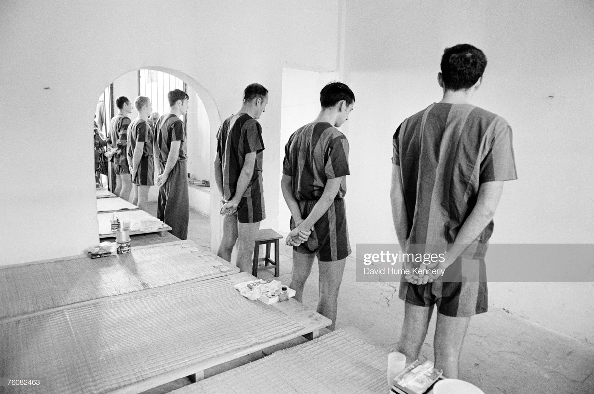 Các tù binh Mỹ được yêu cầu đứng thẳng, hai tay chắp sau lưng trước khi rời phòng giam.