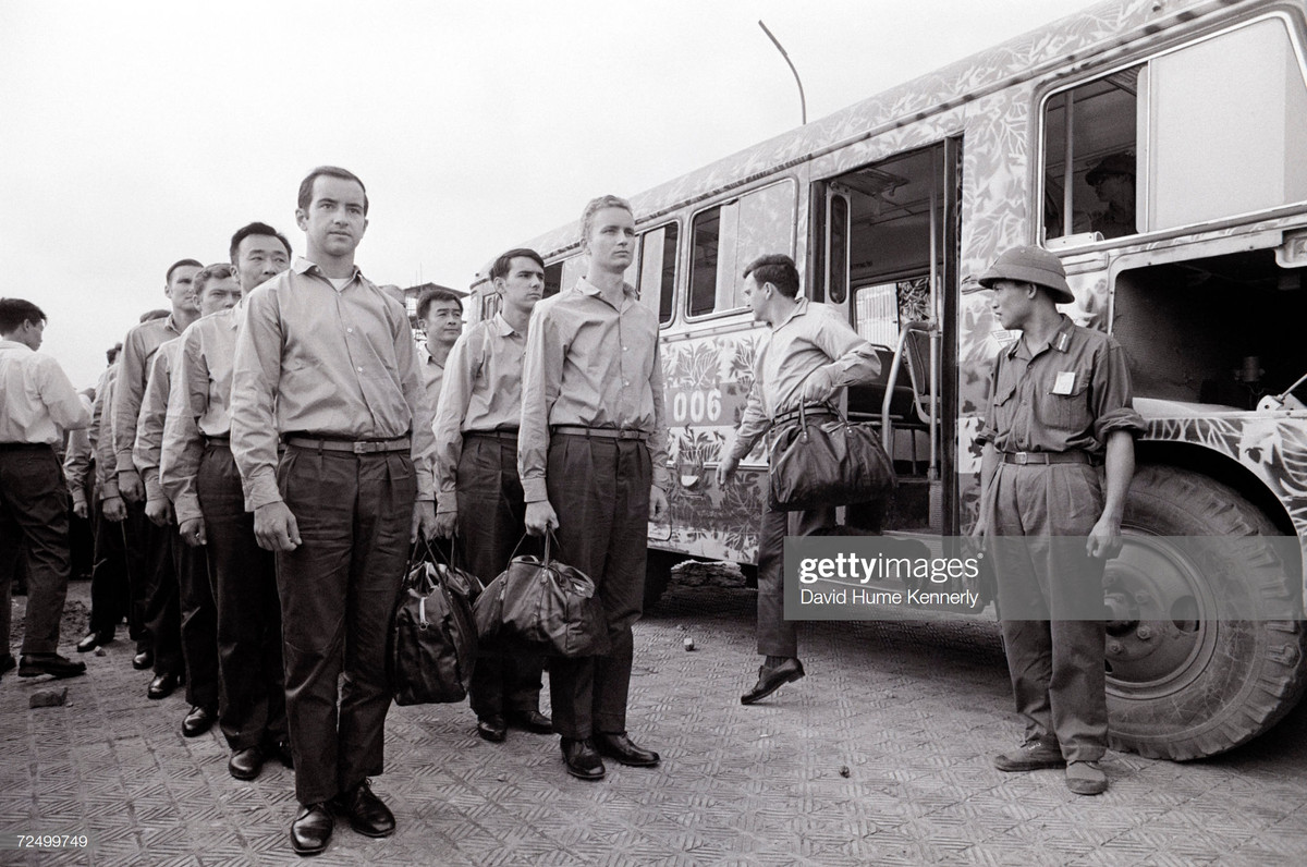 Các tù binh mặc thường phục, gói ghém hành lý và xếp hàng trước khi lên xe ra sân bay Gia Lâm.