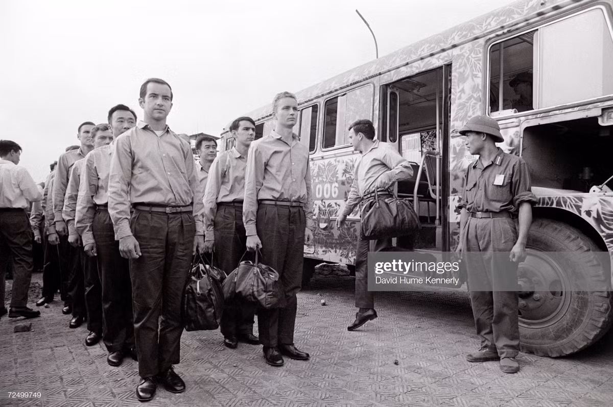 Các tù binh mặc thường phục, gói ghém hành lý và xếp hàng trước khi lên xe ra sân bay Gia Lâm.