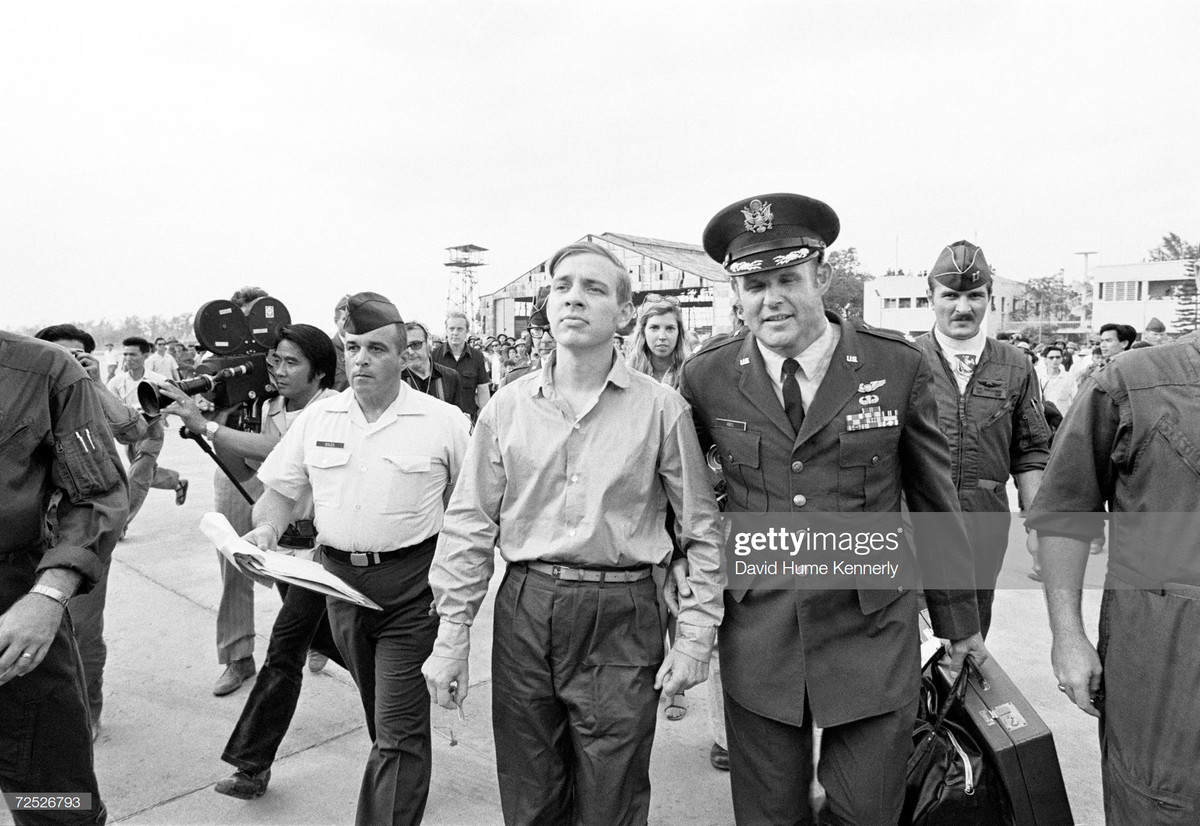 Tù binh phi công cuối cùng được sĩ quan Mỹ hộ tống ra sân bay Gia Lâm, 29/3/1973.