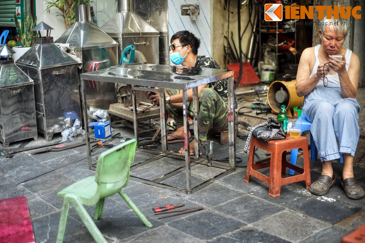 Sau một thế kỷ, nghề sản xuất và kinh doanh đồ gia dụng bằng kim loại vẫn là ngành nghề chính, với sự tham gia của phần lớn các hộ gia đình trên phố.