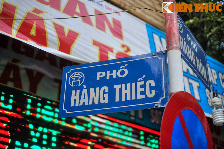 Đến đầu thế kỷ 20, vật liệu thiếc được chuyển sang tôn kẽm tức tôn trắng (dân ta quen gọi là “sắt tây”), nên người Pháp đặt tên phố này là “Rue des Ferblantiers”, hay phố Thợ Tôn. Từ năm 1945, phố chính thức mang tên gọi Hàng Thiếc, theo cách gọi dân gian quen thuộc.