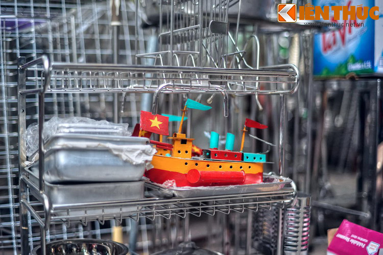 Các mặt hàng được bày bán trên phố Thiếc rất phong phú, từ vật dụng gia đình như khuôn làm kem, bánh, bình tưới, hòm xiểng, tủ nhỏ, bể nước… đến đồ chơi cho trẻ em và cả các con thuyền nhỏ cho dân vùng đất bãi sông Hồng.